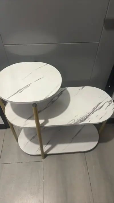 Estante decorativo tipo  mármol con patas doradas - miniatura 2
