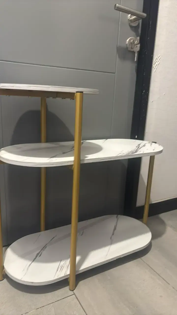 Estante decorativo tipo mármol con patas doradas - 3