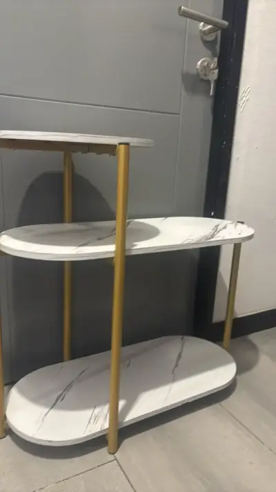 Estante decorativo tipo  mármol con patas doradas - miniatura 3