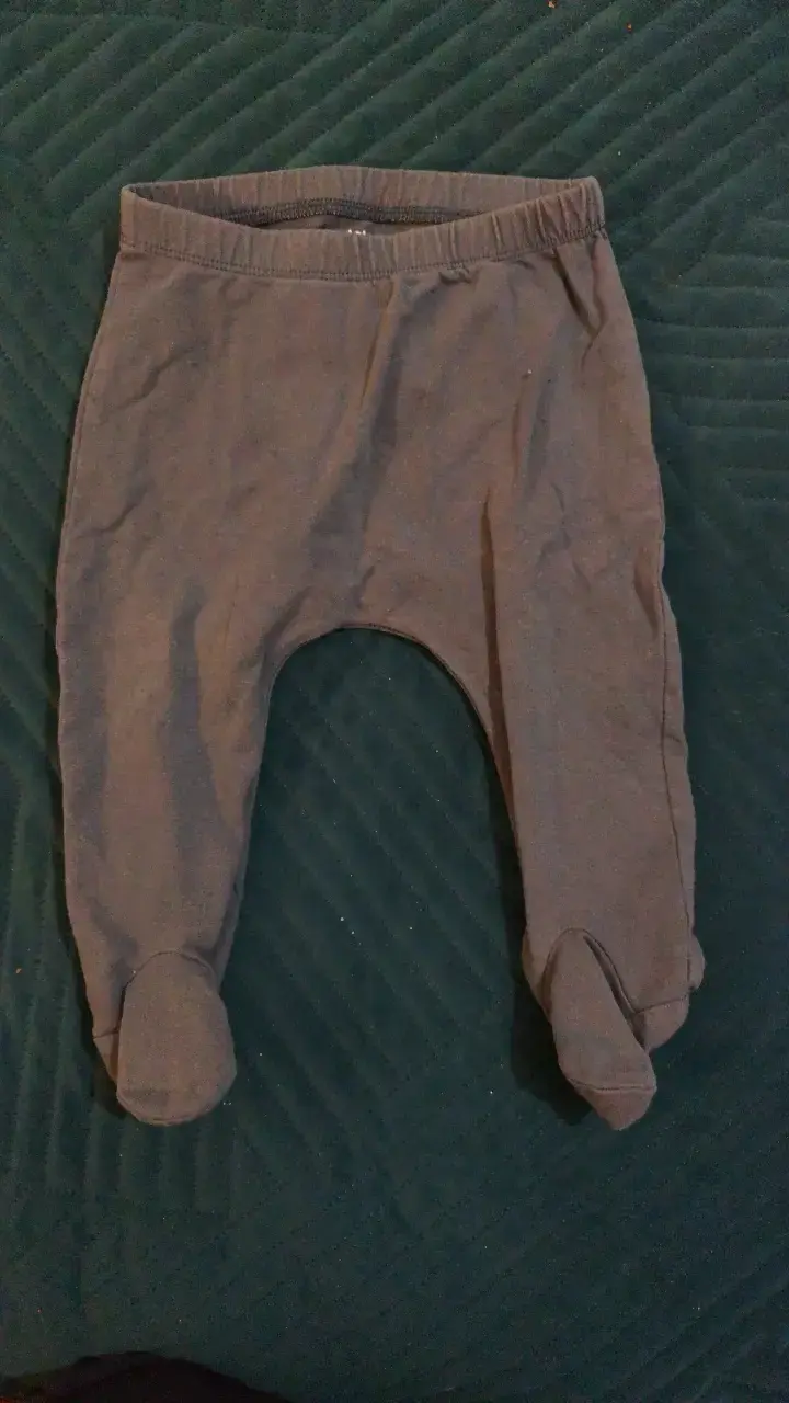 Pantalón de bebé azul con pies