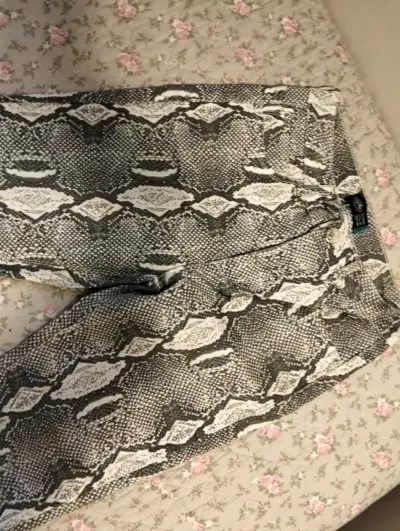 Pantalones pitillo estampado serpiente para mujer - miniatura 2
