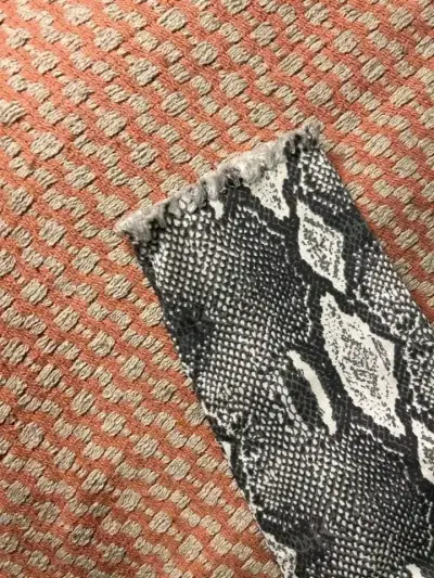 Pantalones pitillo estampado serpiente para mujer - miniatura 4