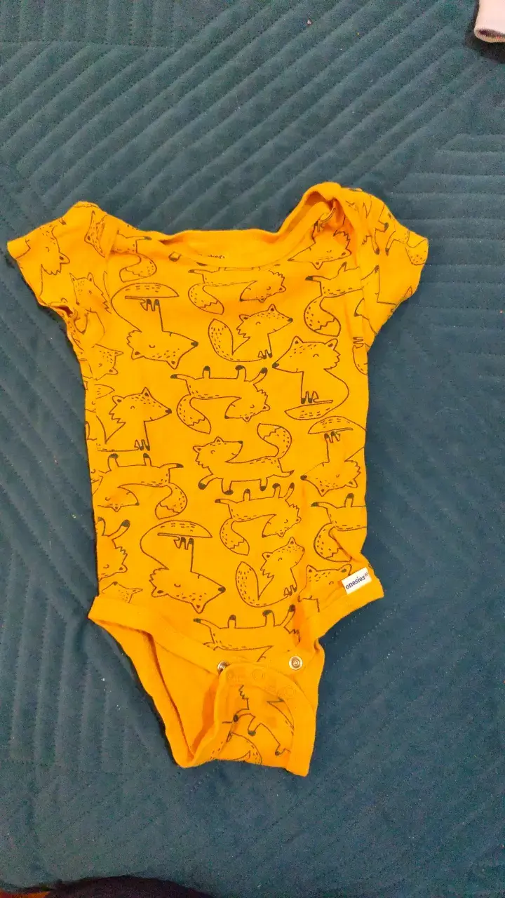 Body de bebé amarillo con estampado de zorros