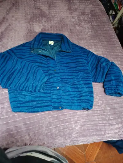 Chaqueta polar azul con diseño de rayas - miniatura 1