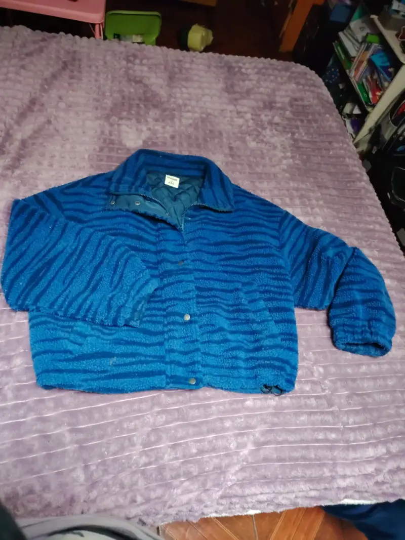 Chaqueta polar azul con diseño de rayas - 2
