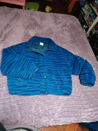 Chaqueta polar azul con diseño de rayas - miniatura 2
