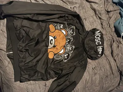 Chaqueta negra con diseño de oso para hombre - miniatura 1