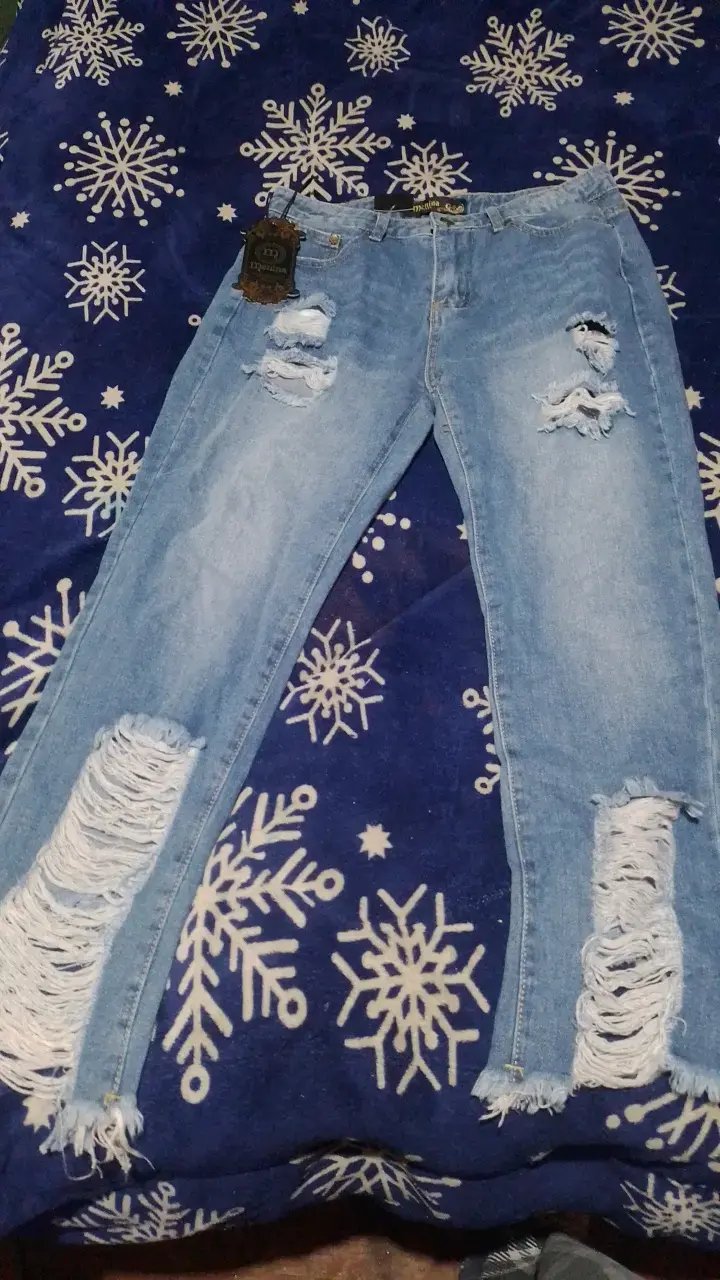 Jeans rasgados de mezclilla azul claro para mujer