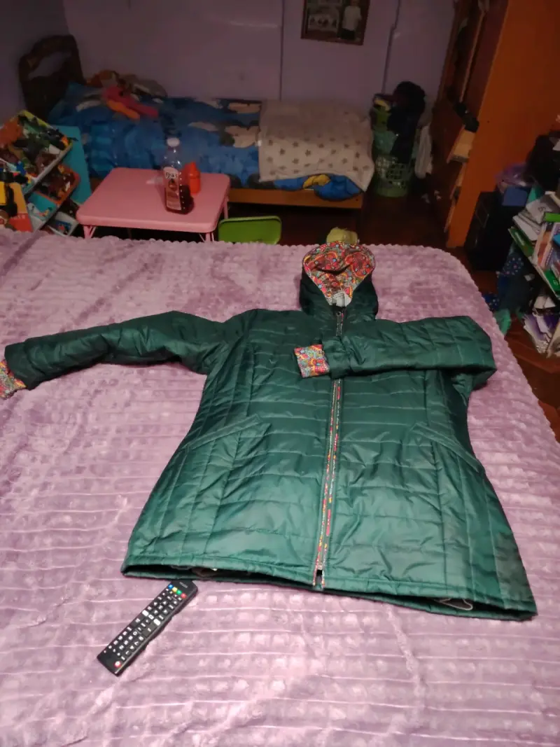 Chaqueta acolchada verde con capucha estampada - 1