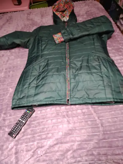 Chaqueta acolchada verde con capucha estampada - miniatura 2
