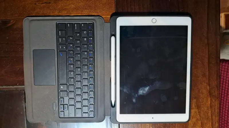 CONVERSABLE tablet con teclado y lápiz táctil - 1