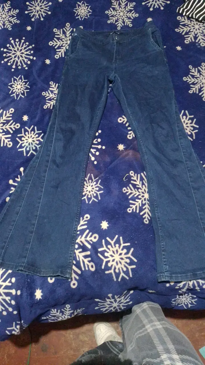 Jeans acampanados azul oscuro para mujer