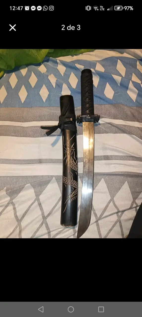 Katana decorativa con funda grabada