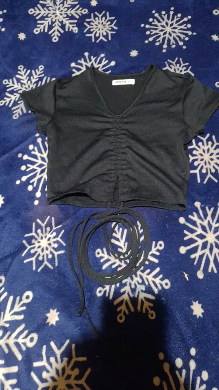 Top corto negro con cordones ajustables