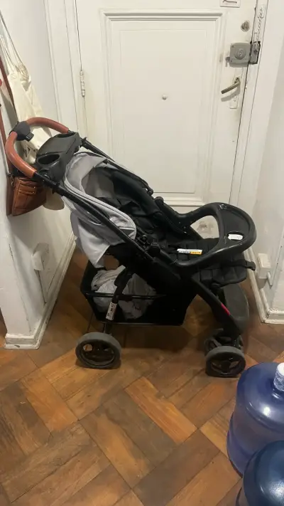 Coche de bebé plegable con manillar ajustable - miniatura 1