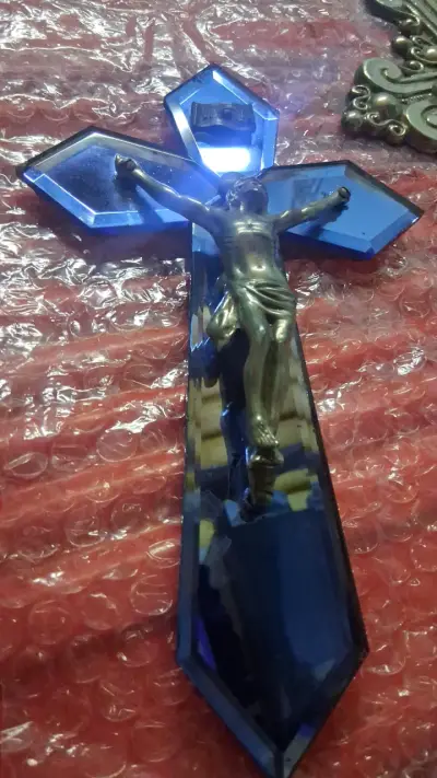 Cruz antigua decorativa azul con figura de Cristo - miniatura 1