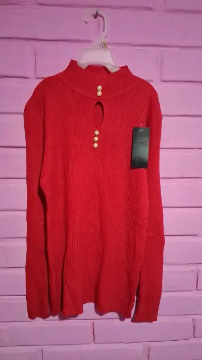 Suéter rojo de punto con botones decorativos - miniatura 1