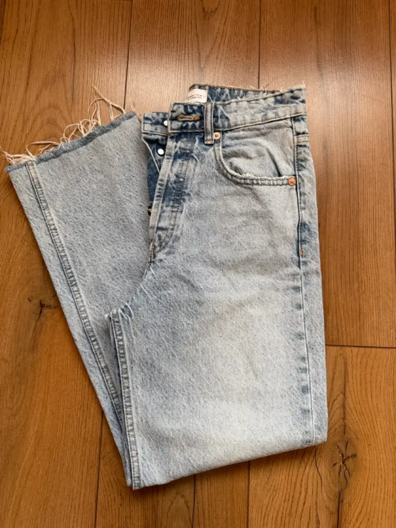 Jeans de mezclilla desgastados para mujer Zara con - 1