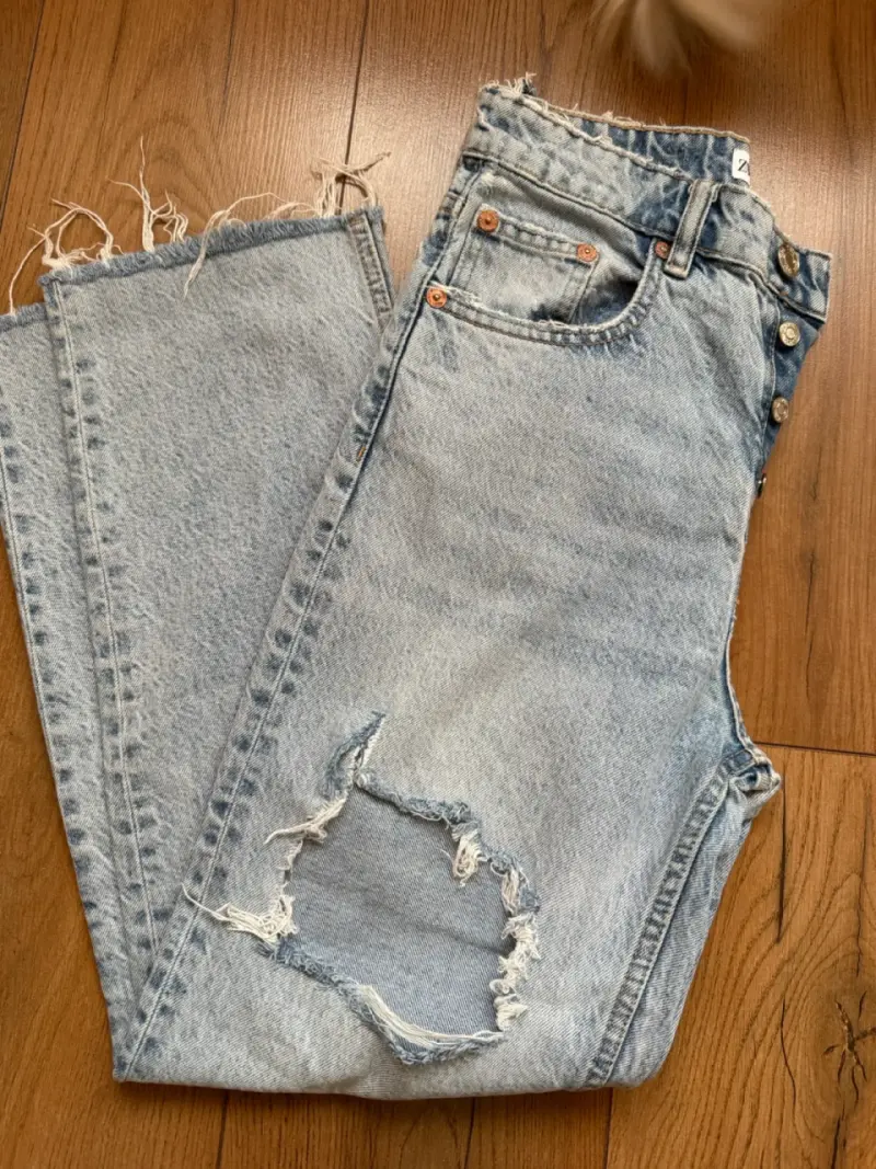 Jeans de mezclilla desgastados para mujer Zara con - 2