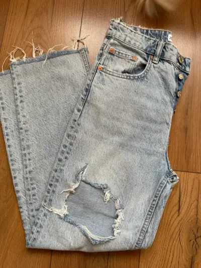Jeans de mezclilla desgastados para mujer Zara con - miniatura 2