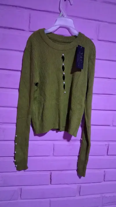 Suéter verde oliva con botones decorativos - miniatura 3