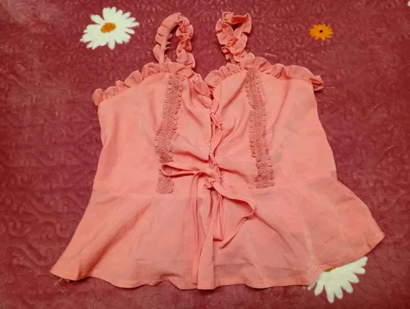 Blusa rosada con tirantes y volantes - 1