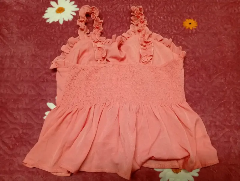 Blusa rosada con tirantes y volantes - 2
