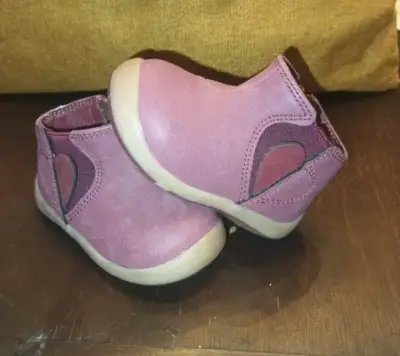 Botines de bebé color rosa en buen estado - miniatura 1