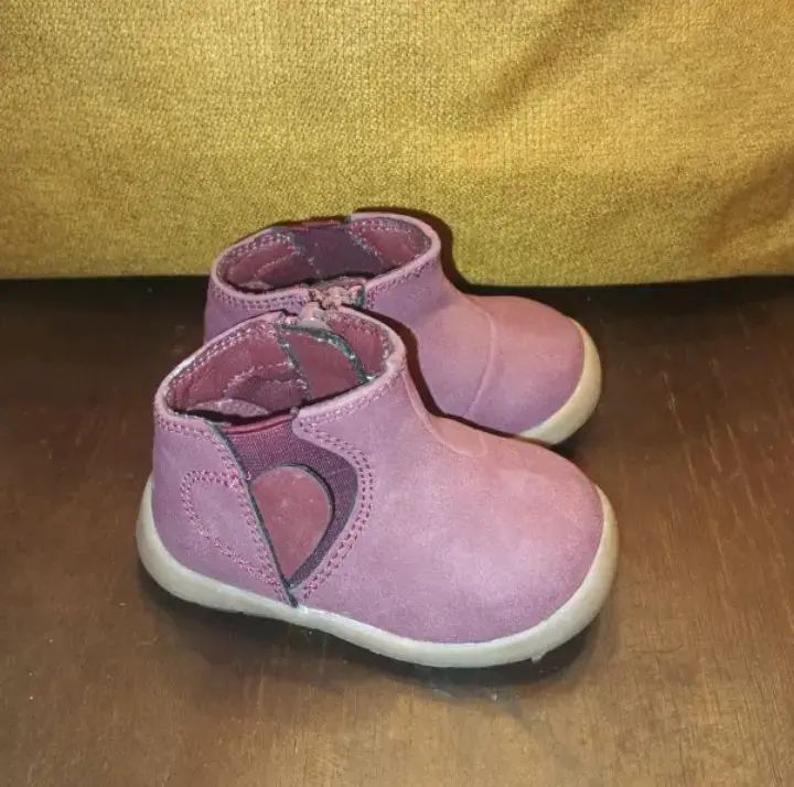 Botines de bebé color rosa en buen estado - 4