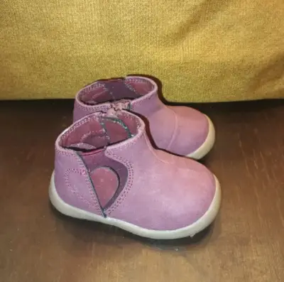 Botines de bebé color rosa en buen estado - miniatura 4