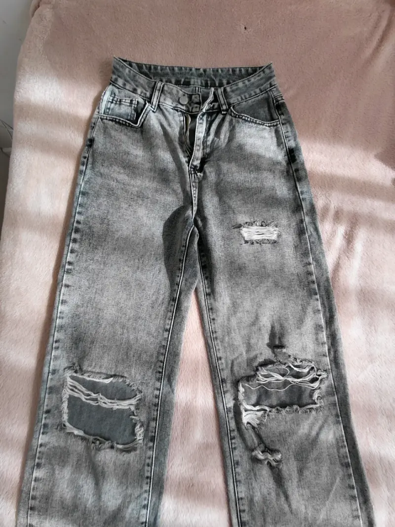 Jeans de mezclilla gris para mujer