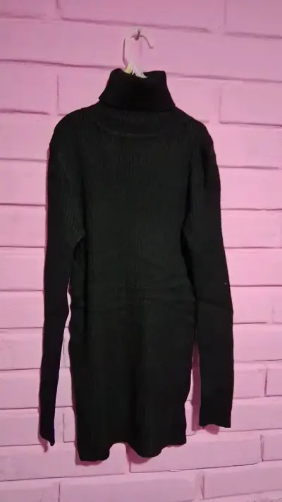 Suéter negro de cuello alto para mujer - miniatura 1