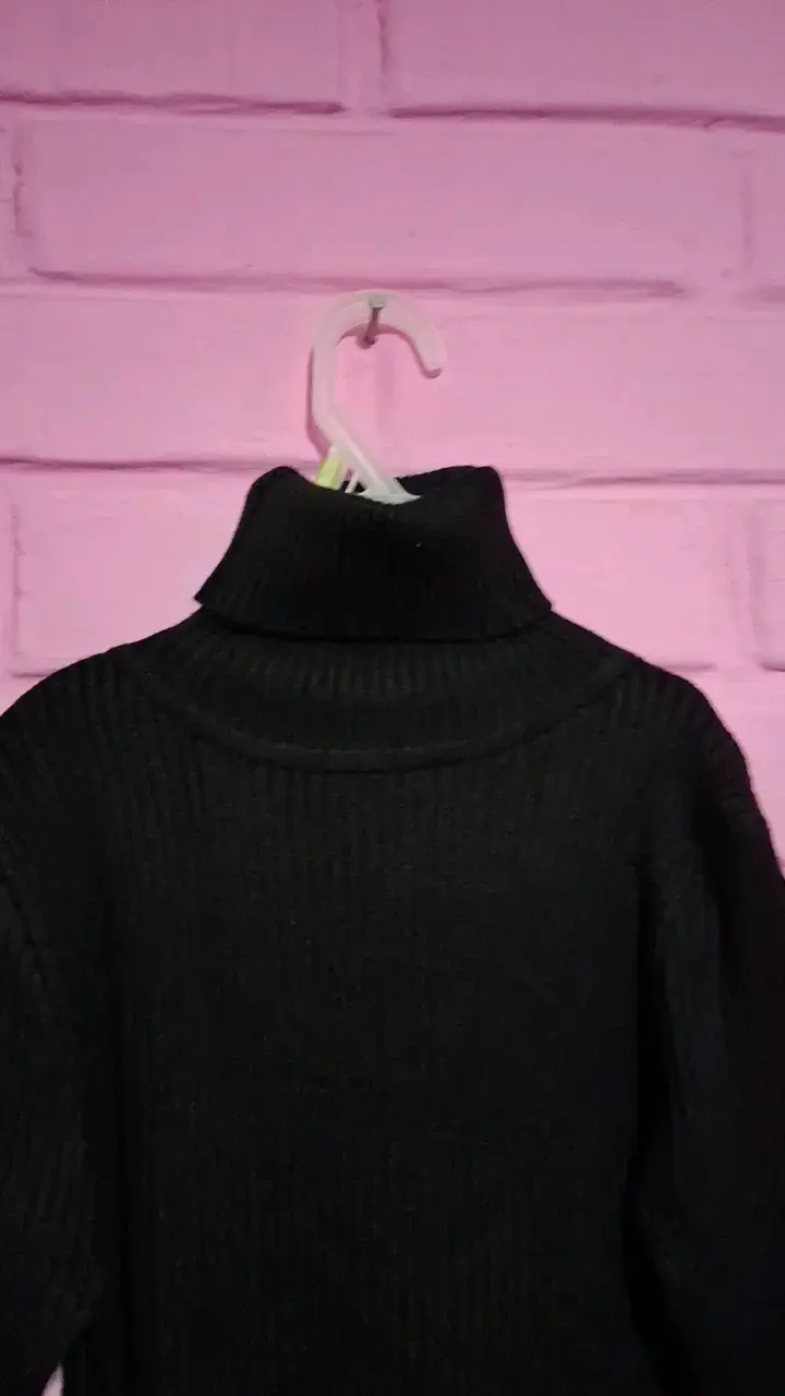 Suéter negro de cuello alto para mujer - 2