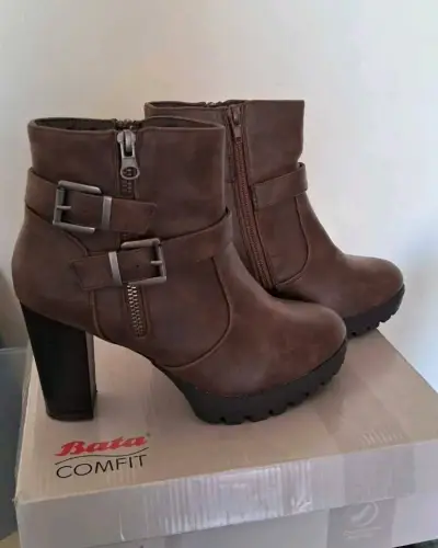 Botines de cuero marrón con tacón alto Bata Comfit - miniatura 1