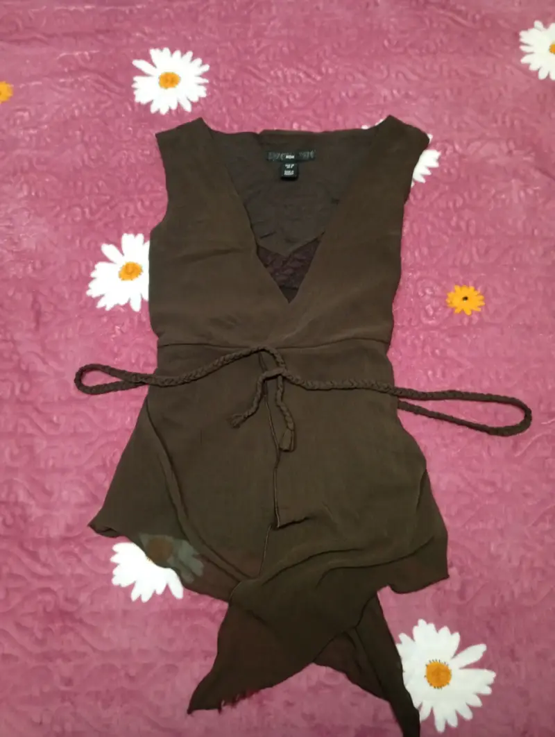 Blusa corta de color marrón con encaje y cinturón - 1