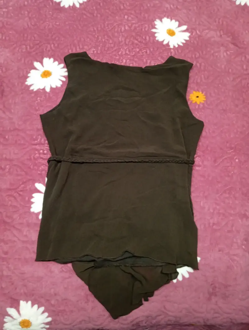 Blusa corta de color marrón con encaje y cinturón - 2
