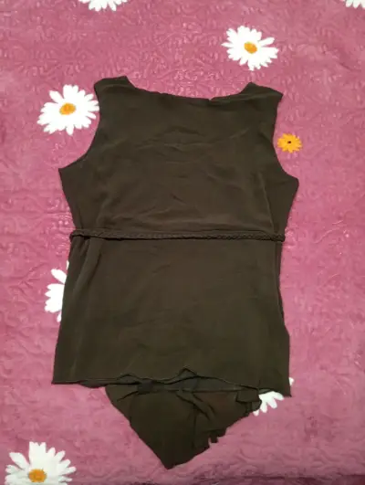 Blusa corta de color marrón con encaje y cinturón - miniatura 2
