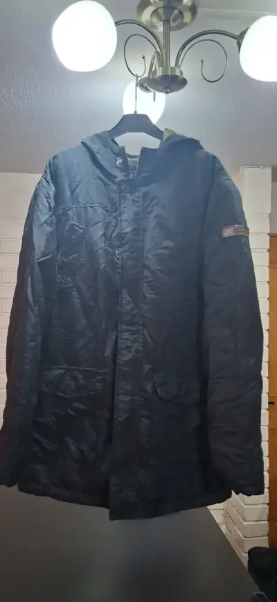 Abrigo negro con capucha para hombre - miniatura 1