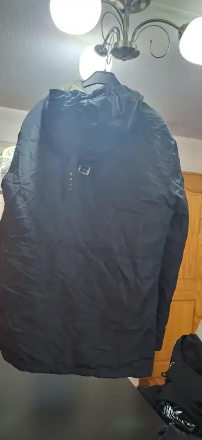 Abrigo negro con capucha para hombre - miniatura 2