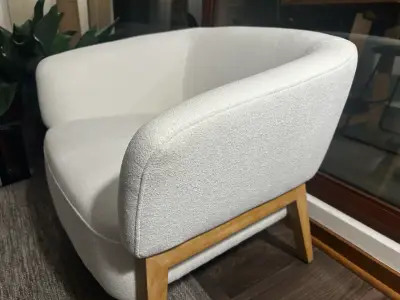 Poltrona Rosen blanca en excelente estado - miniatura 2