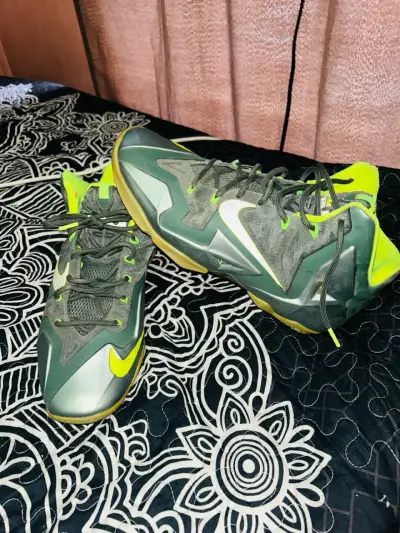 Zapatillas deportivas Nike verdes y amarillas - miniatura 1