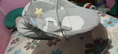 Silla mecedora para bebé con juguetes colgantes - miniatura 2