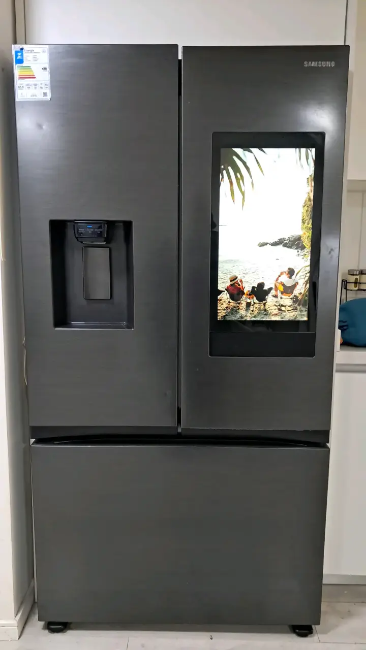 Refrigerador Samsung con pantalla táctil y dispensador de agua - 1