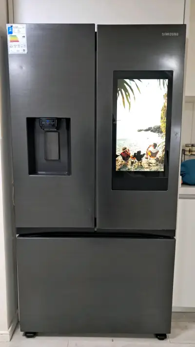 Refrigerador Samsung con pantalla táctil y dispensador de agua - miniatura 1