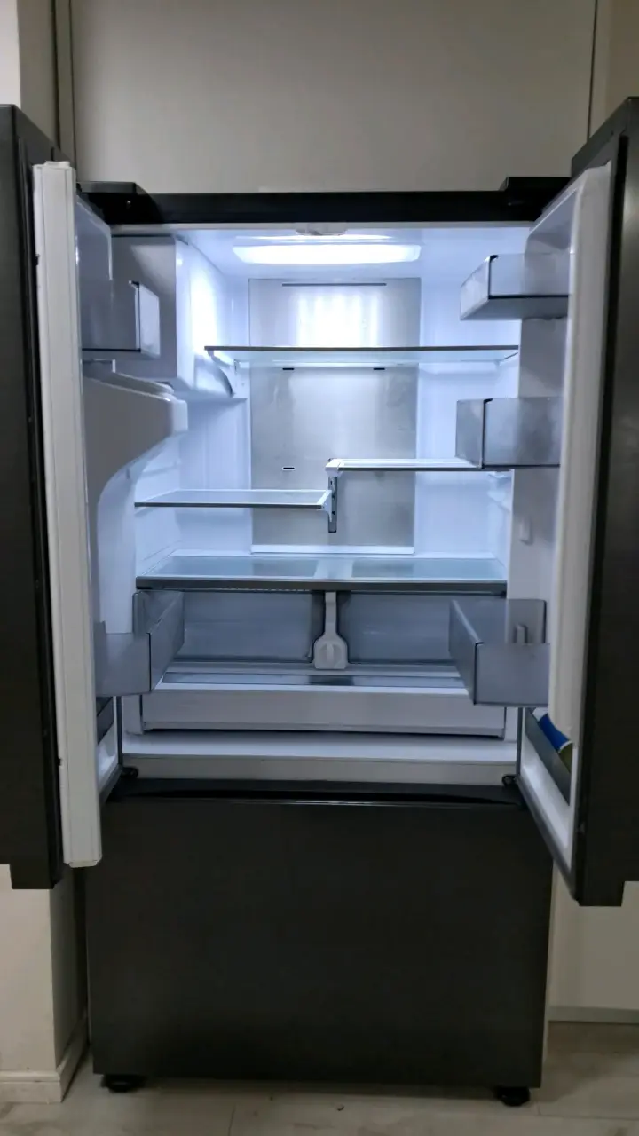 Refrigerador Samsung con pantalla táctil y dispensador de agua - 2