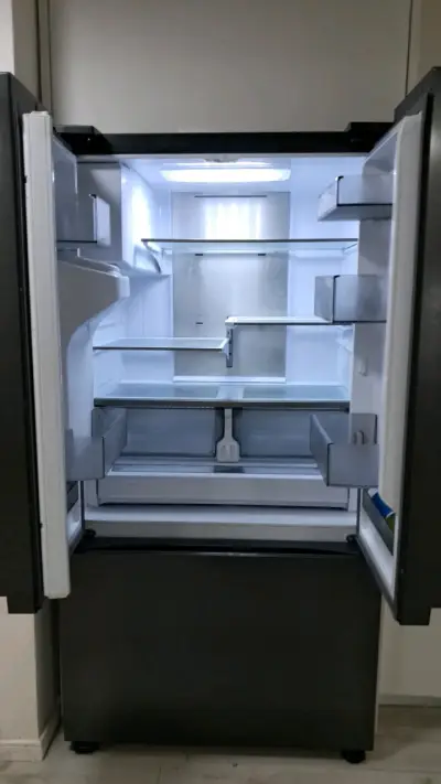 Refrigerador Samsung con pantalla táctil y dispensador de agua - miniatura 2