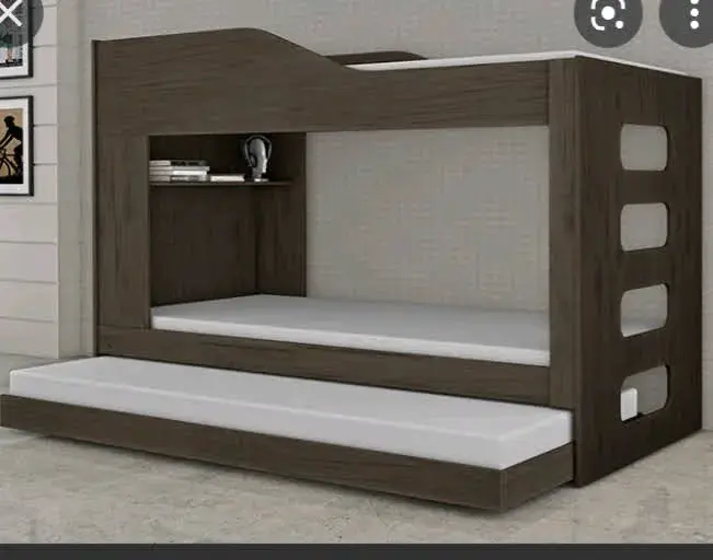 Camarote de madera con estantería