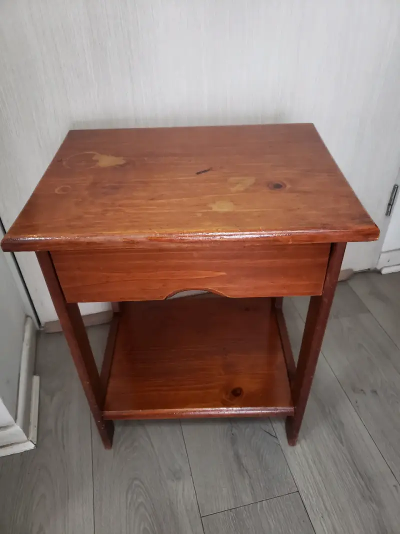 Mesa de noche de madera con cajón