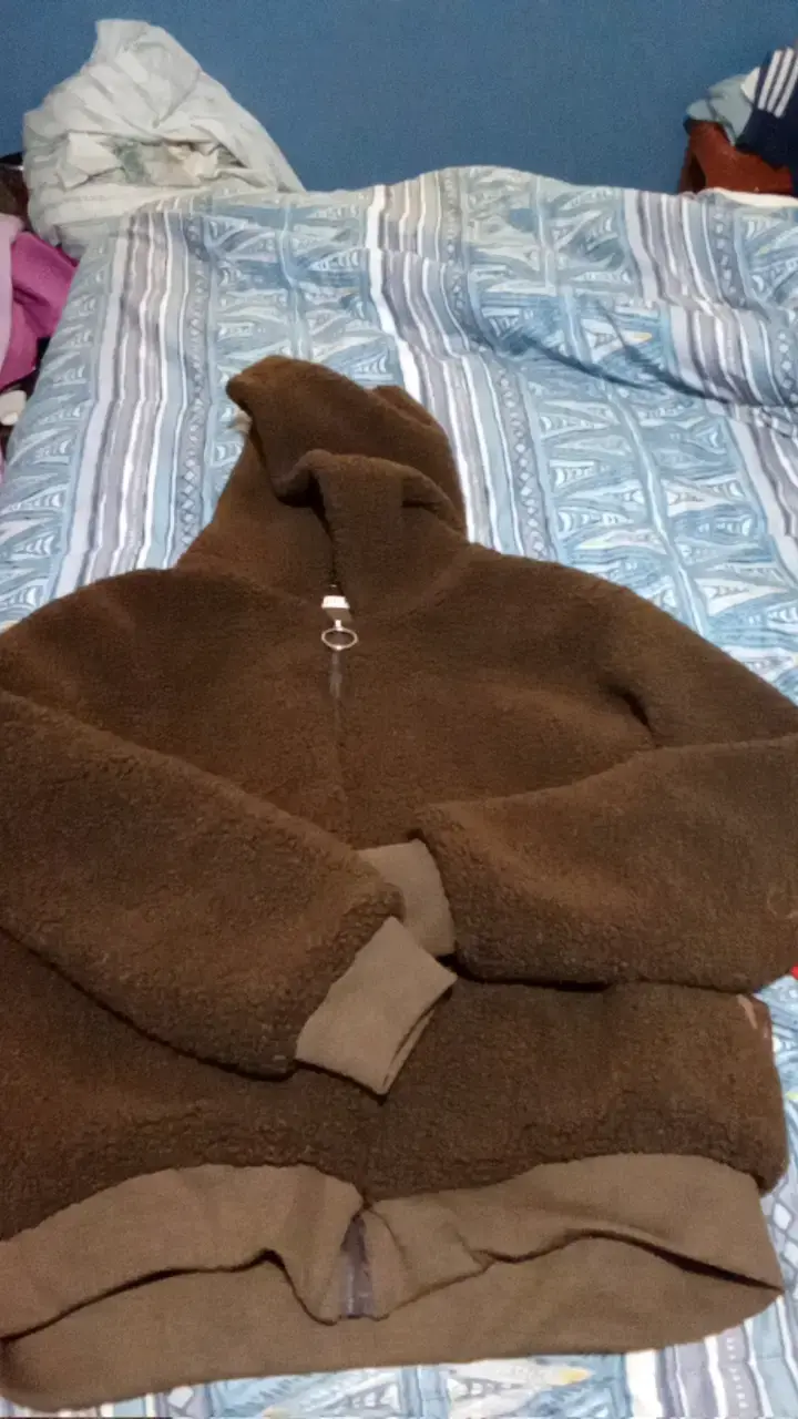 Chaqueta de lana polar marrón con capucha y jean - 1