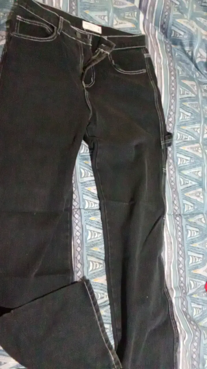 Chaqueta de lana polar marrón con capucha y jean - 4
